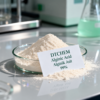 DTChem yüzde 99 saflıkta bej-beyaz alginik asit, laboratuvar ortamında ürün detay görseli